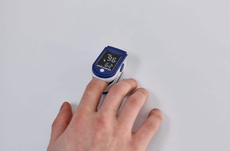 ¿Qué es un pulsioxímetro dedo y para que se utiliza?